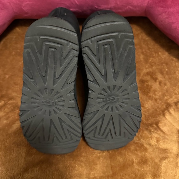 Condition: Excellent to Very Good Used| Size: 8 | UGG Classic Short II Booties - Picture 7 of 12